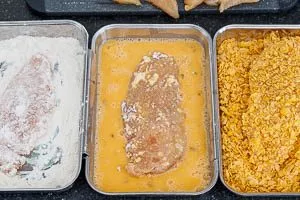 Hähnchenschnitzel panieren