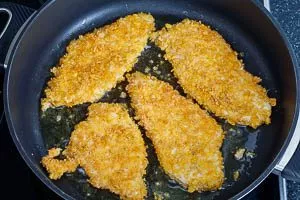 Hähnchenschnitzel in der Pfanne ausbraten.