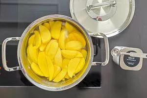 Kartoffeln für die Zubereitung von Herzoginkartoffeln kochen