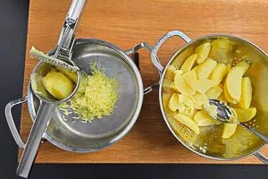 Kartoffeln durch eine Kartoffelpresse drücken