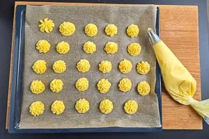 Kartoffelmasse für Herzoginkartoffeln in einen Spritzbeutel füllen