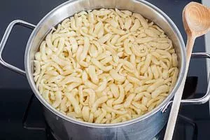 Gekaufte Spätzle zubereiten