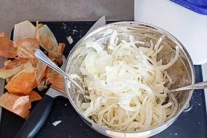 Zwiebeln schnippeln und mit Mehl vermengen