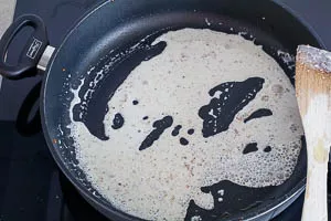 Sahne in die Pfanne geben