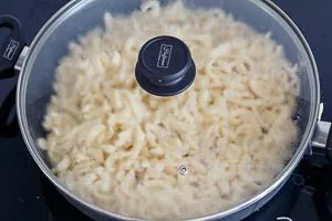 Deckel auf die Käsespätzle geben