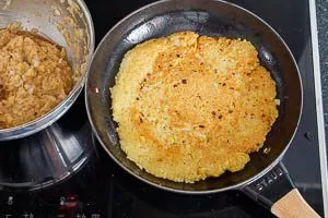 Kartoffelrösti-Taler goldbraun ausbacken