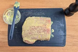 Kassler mit Senf einstreichen