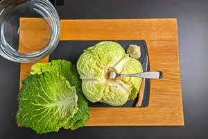 Äußere Blätter abmachen und den Strunk des Wirsings so vorbereiten, dass du eine Gabel hineinstecken kannst.