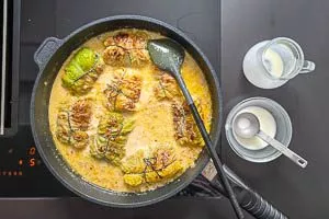 Sahne hinzugeben und köcheln lassen.