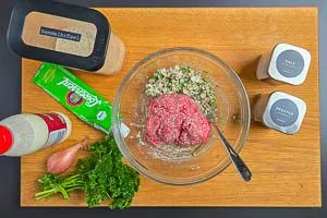 Hackfleischmasse für die Füllung vorbereiten.