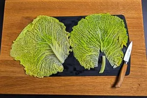 Den Strunk der Blätter entfernen.