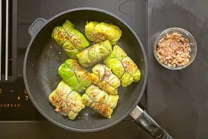 Kohlrouladen in der Pfanne anschwitzen.