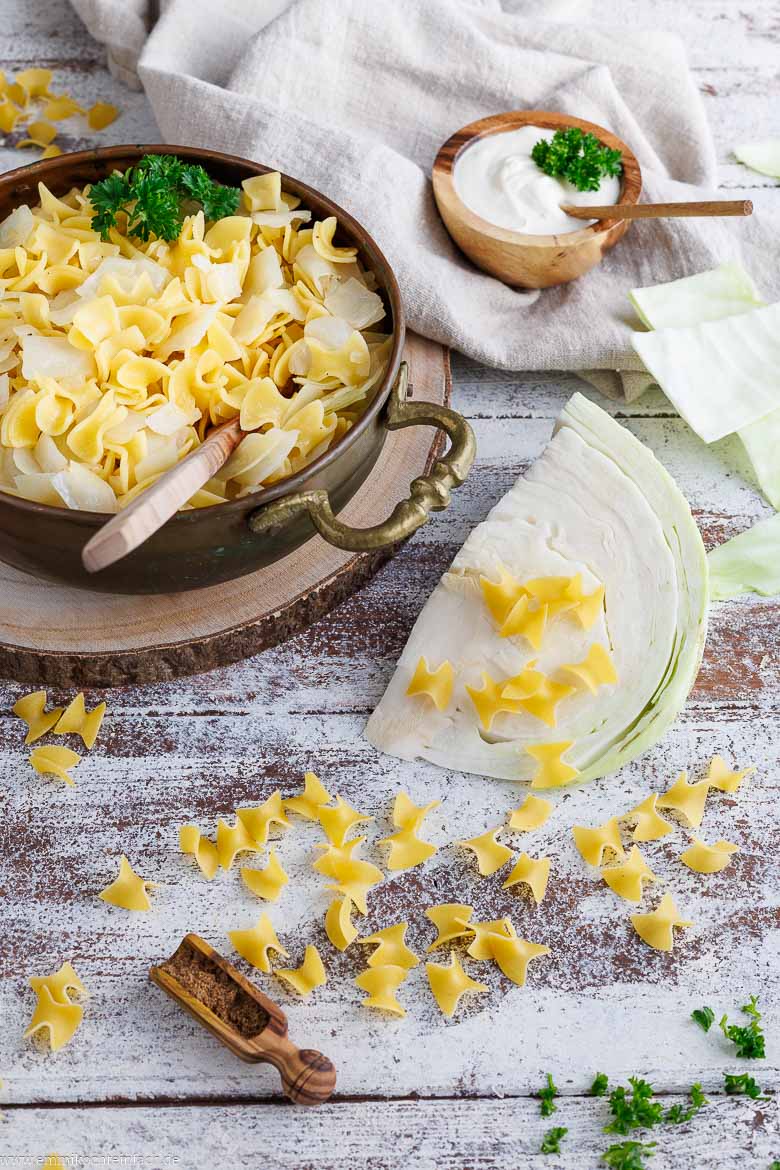 Krautfleckerl Nudeln mit Wei&szlig;kraut, Cr&egrave;me fra&icirc;che und Petersilie