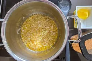 Zwiebeln in Butterschmalz und Zucker andünsten