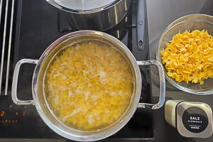 Nudeln in einem Topf mit Salzwasser kochen