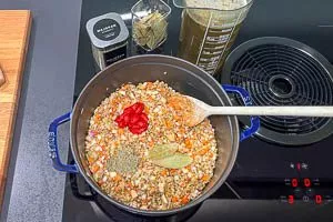 Gemüse, Linsen und Tomatenmark anschwitzen