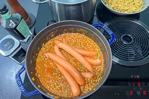 Saitenwürstchen kurz mit den Linsen erwärmen