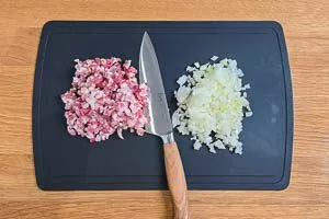 Speck und Zwiebeln würfeln