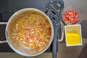Speck und Zwiebeln im Topf andünsten