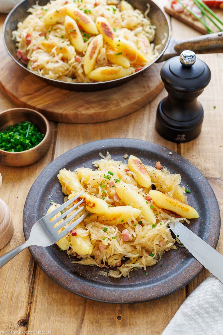 Schupfnudeln mit Sauerkraut, das Gericht vom Weihnachtsmarkt geht ganz einfach auch zu Hause.