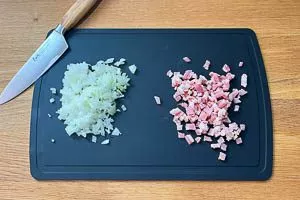 Zwiebel und Speck in Würfel schnibbeln.