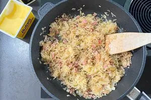 Zwiebeln und Speck anbraten, dann Sauerkraut dazugeben.