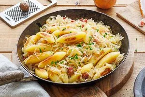 Fertig sind die Schupfnudeln mit Sauerkraut und Speck und können serviert werden.