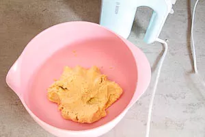 Bröselige Teigmasse für Spitzbuben verkneten