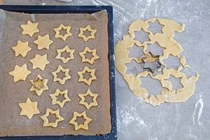 Deckel der Plätzchen auf einem Backblech auslegen