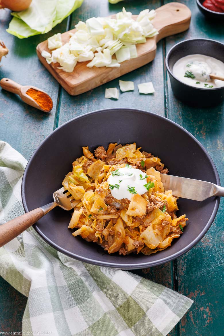 Spitzkohlpfanne mit Hackfleisch – perfekt mit einem Löffel Crème Fraîche