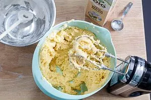 Mehl-Mischung, Butter-Zucker-Masse und Milch verrühren.