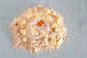 Prise Salz und gestückelte Butter darüber verteilen.