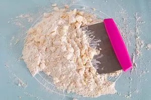 Mit Messer oder Teigschaber wird alles zerkleinert und dann mit kalten Händen verknetet.