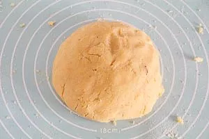 Sieht der Vanillekipferl-Teig so aus, ist er fertig.