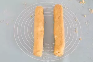 Dann werden aus dem Teig zwei Rollen geformt, welche im Kühlschrank ruhen.