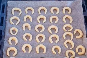 Auf einem Blech verteilen und im Backofen backen.