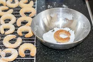Im Zucker-Vanillezucker-Gemisch wenden und auskühlen lassen.