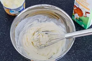 Frischkäse für das Avocado Sandwich vorbereiten