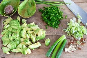 Avocado und Gemüse vorbereiten
