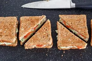 Belegte Toastbrote durchschneiden