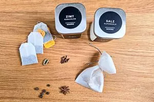 Schwarzen Tee sowie Gewürzsäckchen vorbereiten.