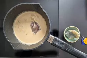 Teebeutel in die Milch legen und etwas erärmen.