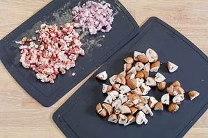 Champignons, Speck und Schalotten klein schnippeln.