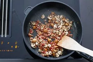 Die Toppings mit etwas Öl in der Pfanne braten.