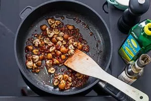Mit Balsamico ablöschen und Dressing fertigstellen.