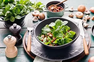 Fertig kannst du den Feldsalat servieren.