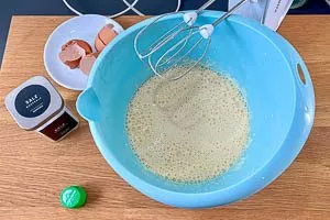Pfannkuchen-Teig zubereiten.