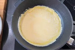 Pfannkuchen in der Pfanne ausbacken.