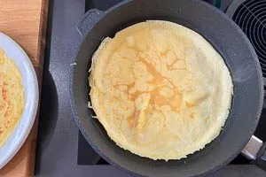 Pfannkuchen wenden.