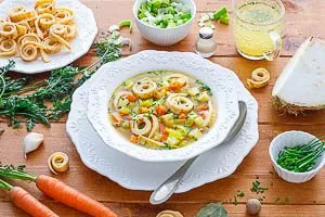 Suppe und Flädle zusammen in einen Suppenteller geben.
